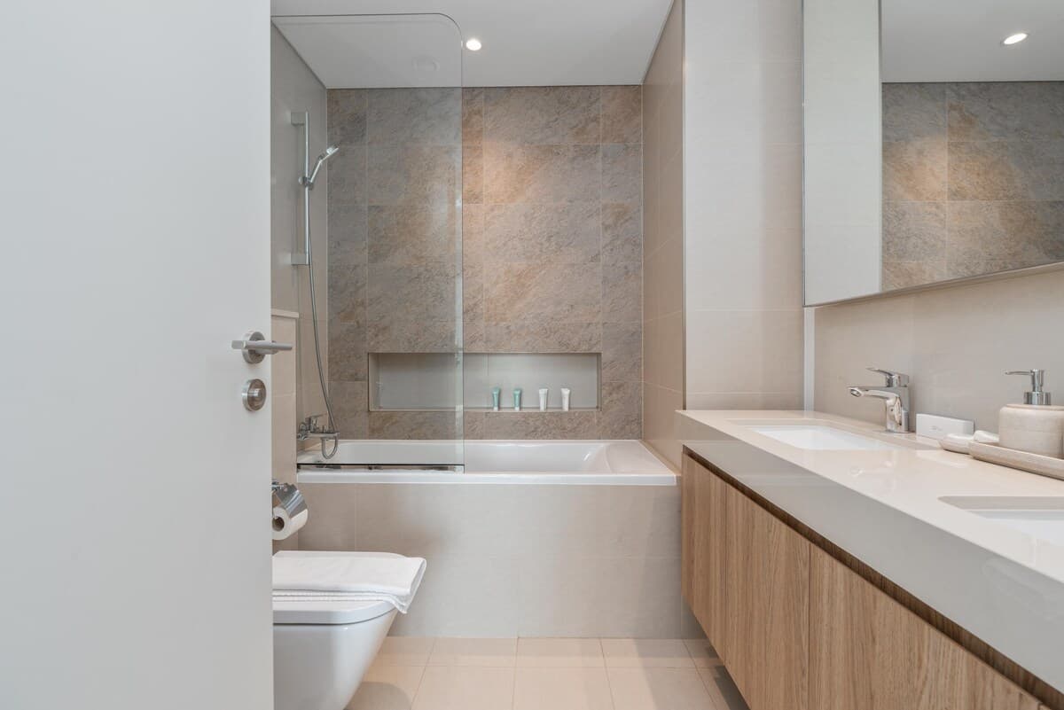 2 Bedroom Apartment, 4 Beds, Sleeps 8 | Downtown Views II — photo 7
