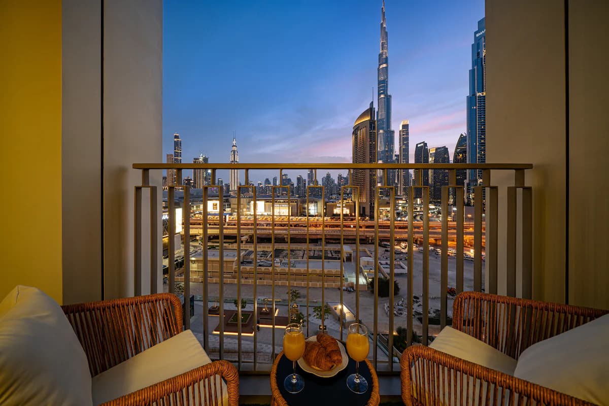 2.5-Bath, 2-Bedroom Apartment for 8 – Downtown Views II — photo 3