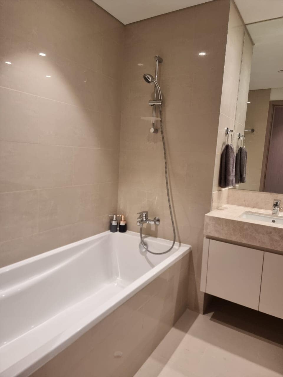 2 Bedroom Apartment, Sleeps 3 | Act One / Act Two — photo 7